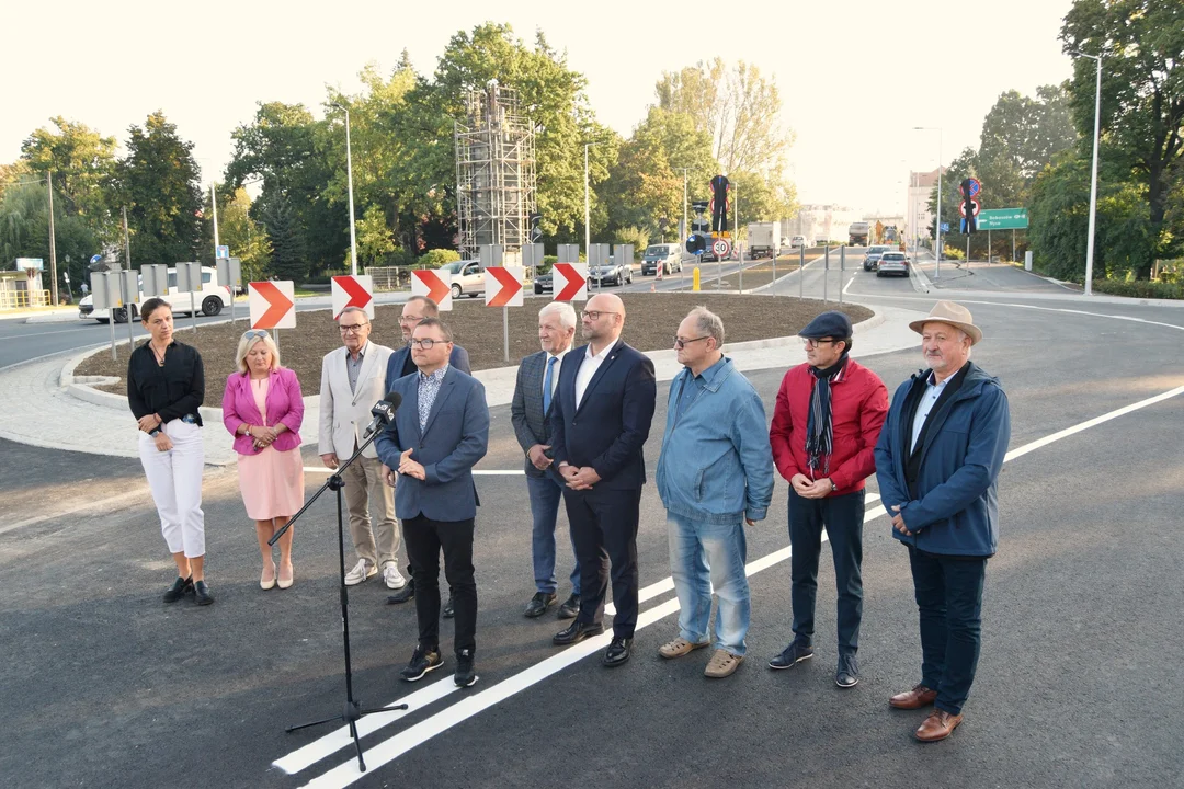 Rondo na skrzyżowaniu ulic Kościuszki, Daszyńskiego i Malczewskiego w Kłodzku otwarte - Zdjęcie główne