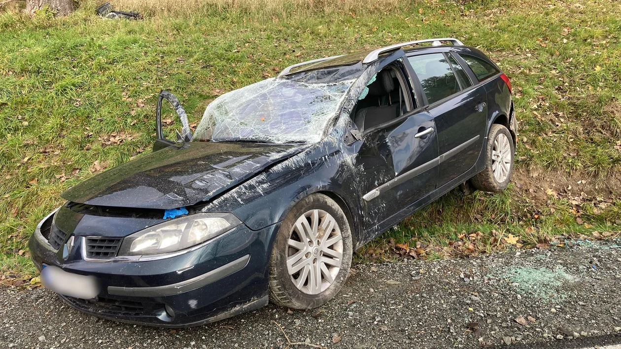 Gmina Kłodzko. Auto wpadło w poślizg  i dachowało. 2 osoby trafiły do szpitala - Zdjęcie główne