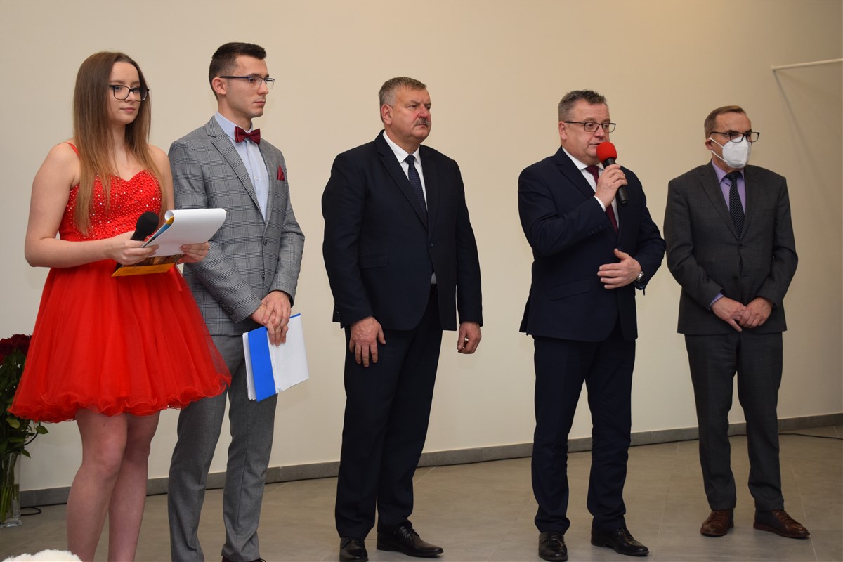 Gmina Kłodzko. Stypendia im. Grzegorza Ciechowskiego rozdane - przesuń w prawo i zobacz zdjęcia
