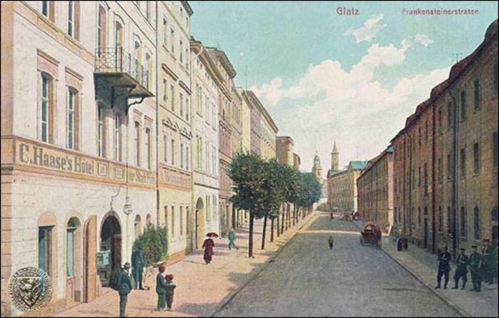 Widok w kierunku Bramy Ząbkowickiej. Po prawej stronie koszary wojskowe, po lewej fasada hotelu Zur Stadt Rom. Rok 1901