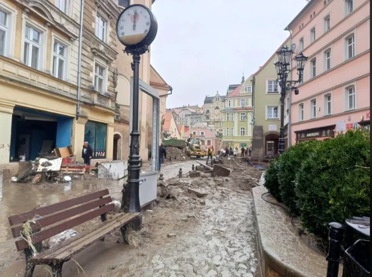 Kłodzko. E.Leclerc dostarczy dziś do Szkoły Podstawowej nr 3  niezbędne produkty żywnościowe, higieniczne oraz artykuły pierwszej pomocy - Zdjęcie główne