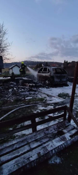 Kudowa-Zdrój: Garaż i znajdujące się w nim auto spłonęły.