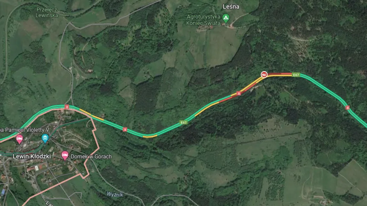 Karambol 5 aut na krajowej ósemce za Lewinem Kłodzkim. Droga zablokowana - Zdjęcie główne