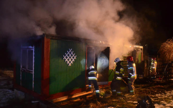 Szczytna. Pożar altany, mieszkał w niej mężczyzna - Zdjęcie główne