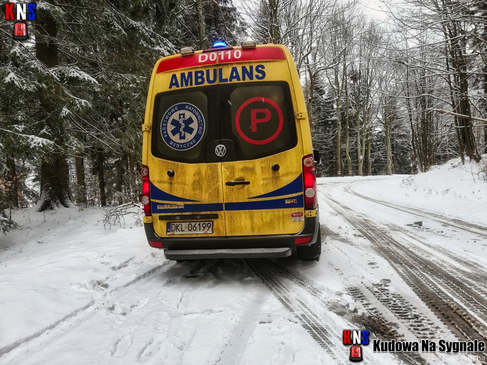 Karłów: Bus walnął w drzewo, a strażacy w drodze na miejsce doznali kolizji