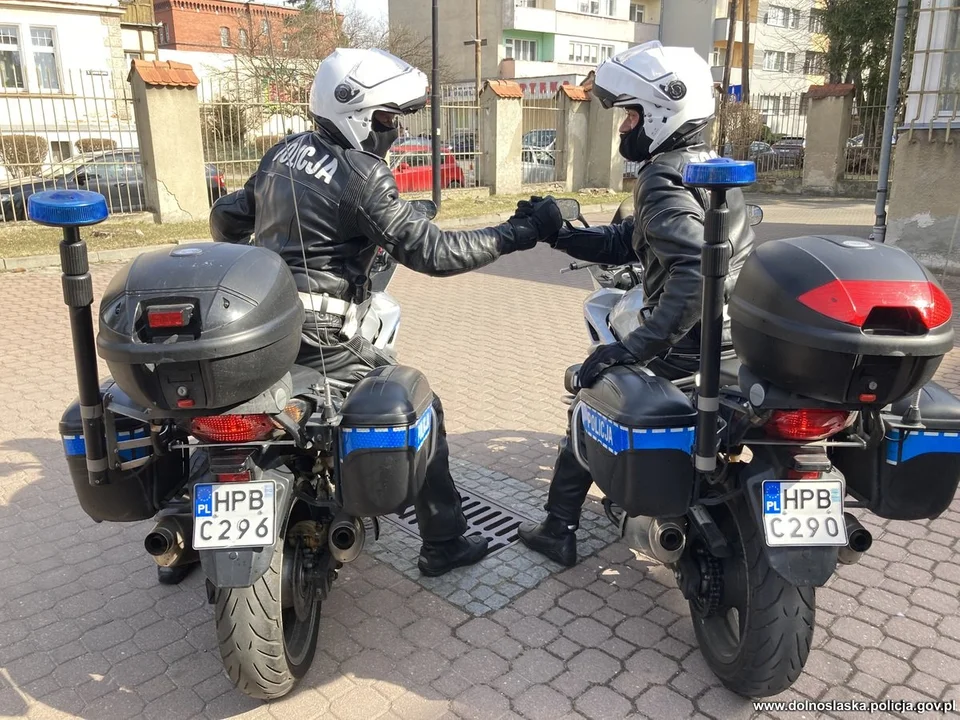 Powiat Kłodzki. Policjanci z drogówki zachęcają do wstąpienia w szeregi policji - Zdjęcie główne