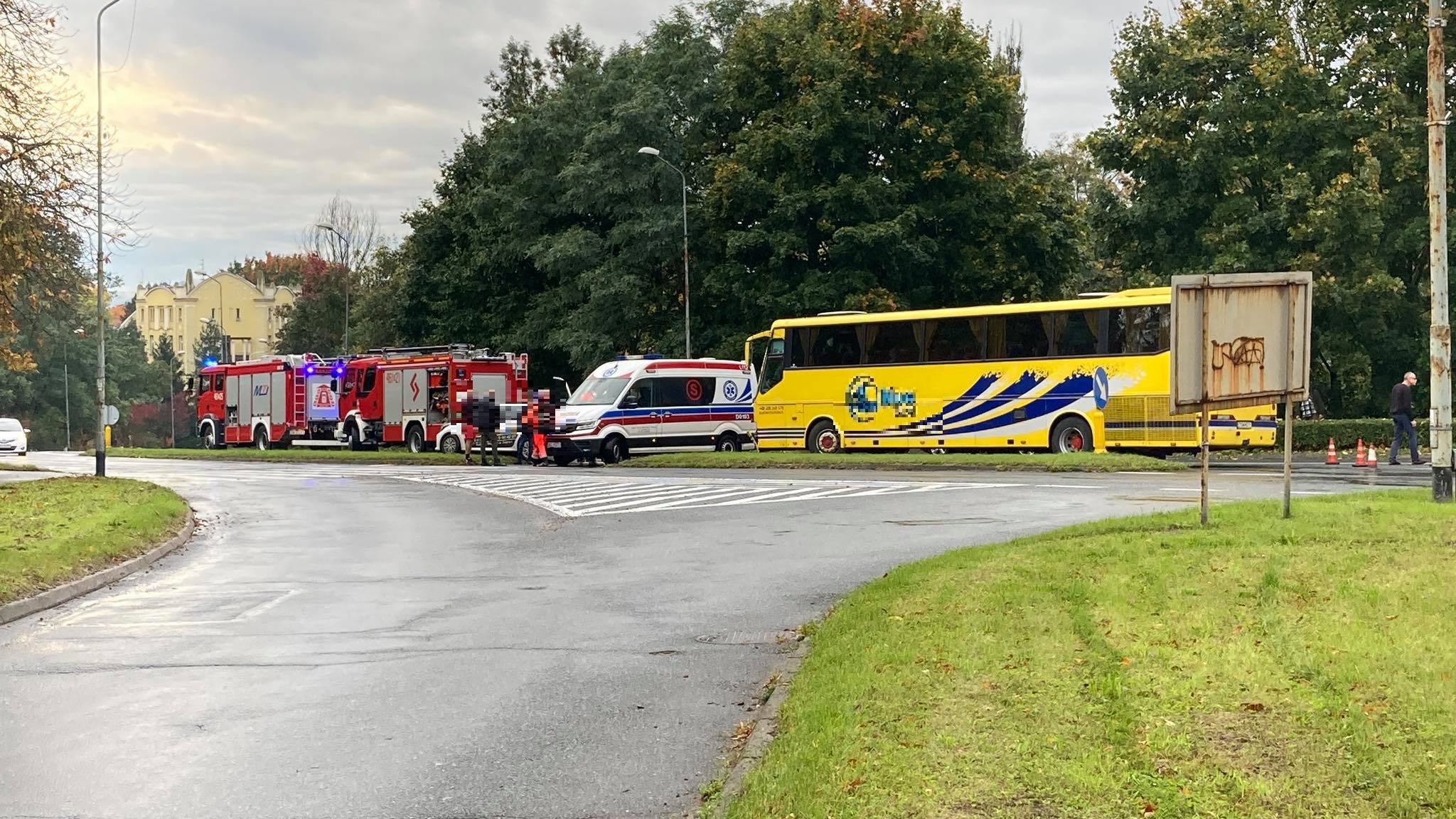 Kłodzko: Autobus uderzył w L-kę, podróżowały nim dzieci - przesuń w prawo i zobacz zdjęcia