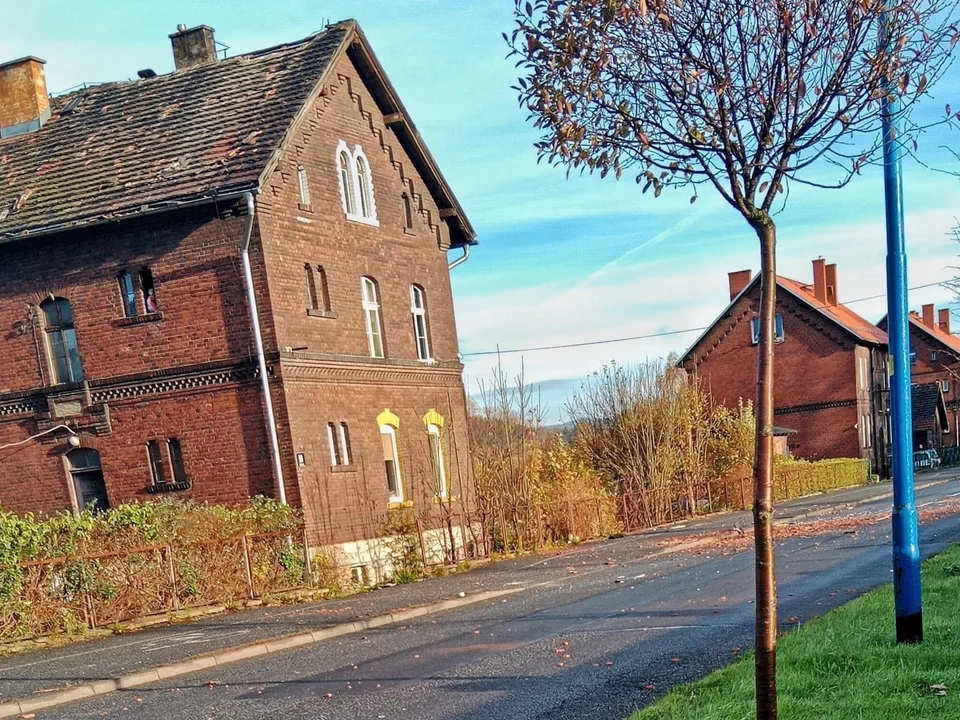 Stronie Śląskie. Wszedł na dach i rzucał dachówkami - Zdjęcie główne