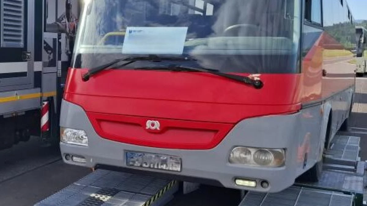 ITD sprawdza autobusy przewożące dzieci do szkół. W Kłodzku pojazd z licznymi usterkami [zdjęcia]