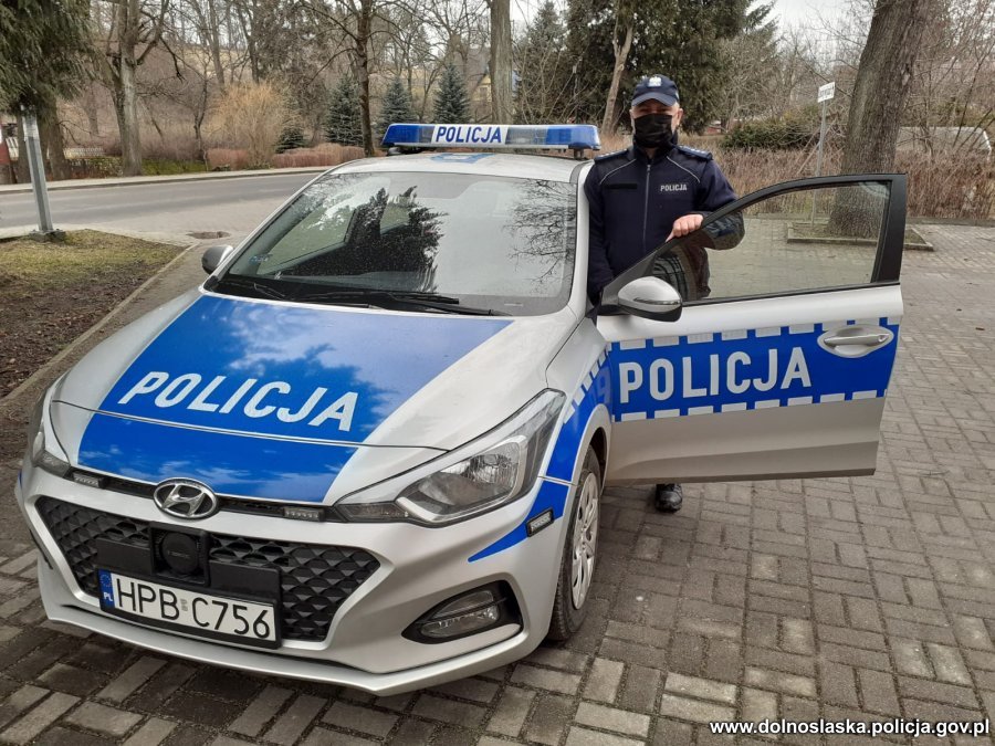 Szczytna. Policjant uratował psa - Zdjęcie główne