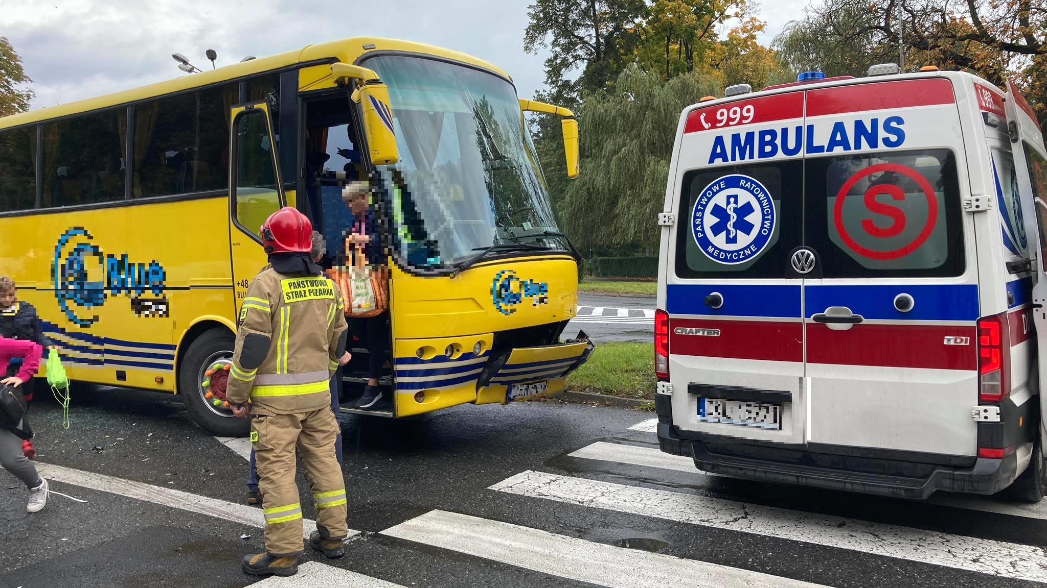 Kłodzko: Autobus uderzył w L-kę, podróżowały nim dzieci [ZDJĘCIA] - Zdjęcie główne