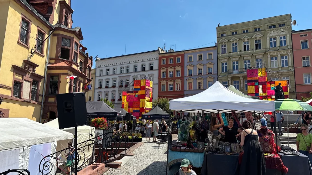 NOWA RUDA. Rynek tętni życiem podczas Festiwalu Góry Literatury. Cyrk, jarmark i tłumy mieszkańców [zdjęcia]