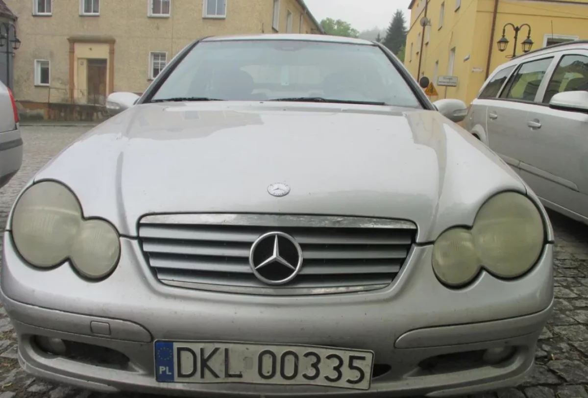 Mercedes trafi pod młotek. Fiskus wyprzedaje przejęte auto