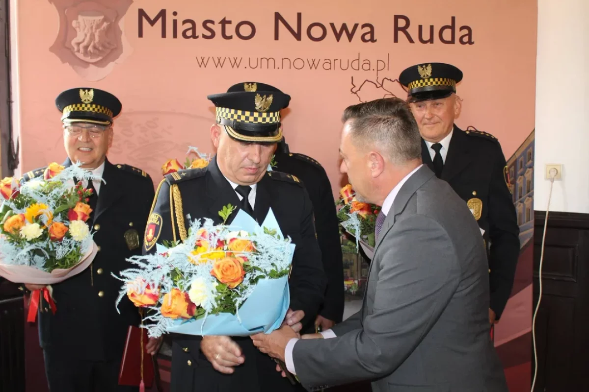 35 lat w Straży Miejskiej w Nowej Rudzie. Trzech funkcjonariuszy uhonorowanych