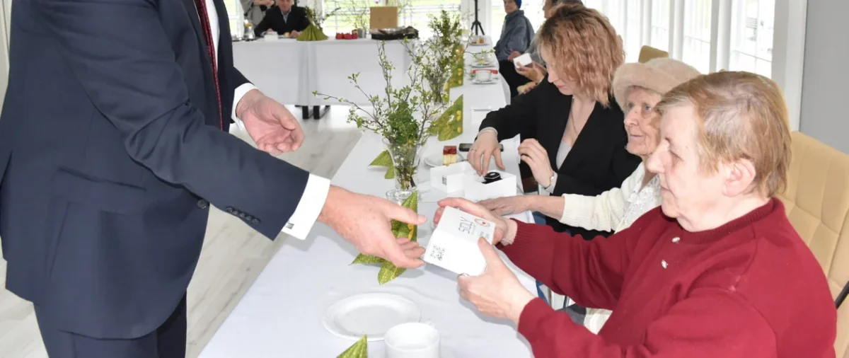 Bardo. Opaski telemedyczne dla 20 seniorów. Całodobowa teleopieka za blisko 82 tys. zł [zdjęcia]