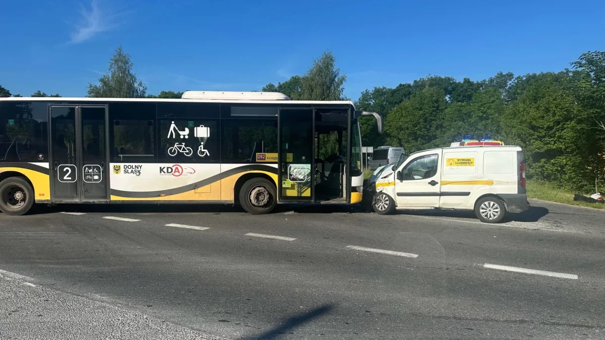 Żelazno - kolizja autobusu i busa