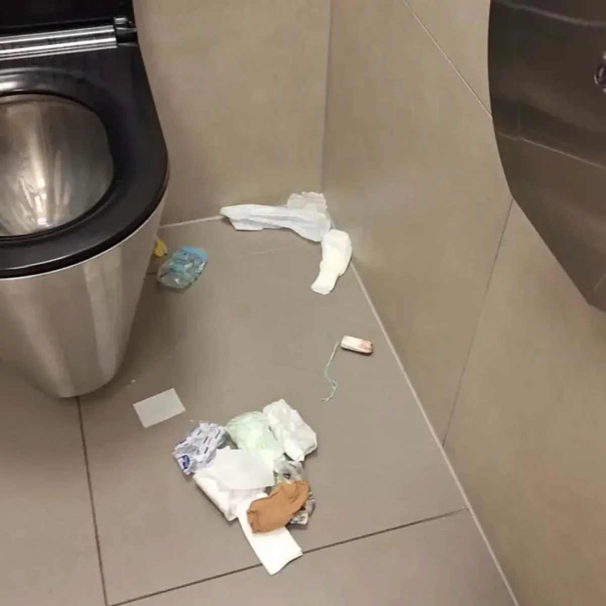 Toaleta w Rynku w tragicznym stanie. Burmistrz apeluje o szacunek