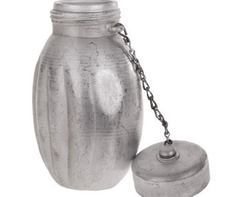 Manierka – 10 zł Wojskowa manierka aluminiowa, zamykana zakrętką z gwintem na łańcuszku. Pojemność ok. 750 ml, wysokość: 18 cm, szerokość: 11 cm.