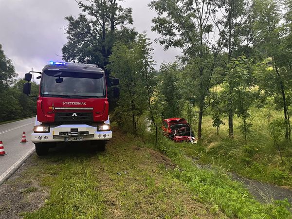 Nowa Ruda: Wypadek na drodze wojewódzkiej - Zdjęcie główne