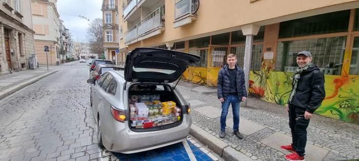 Paczki z jedzeniem wysyłanym na Ukrainę muszą być przemyślane. Pamiętajmy, że wojna ograniczyła Ukraińcom dostęp m.in. do prądu i gazu.