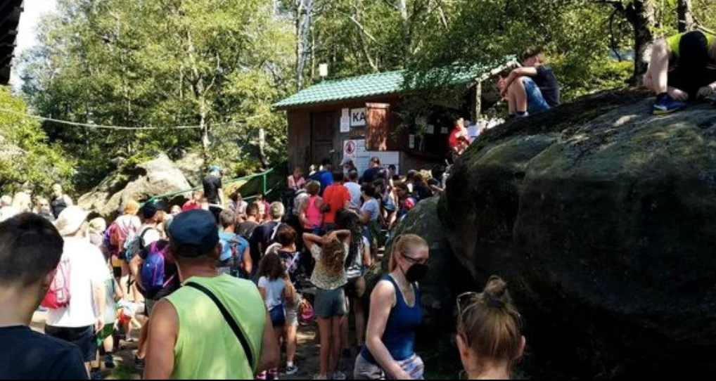 Rekordowa liczba turystów w Górach Stołowych - Zdjęcie główne