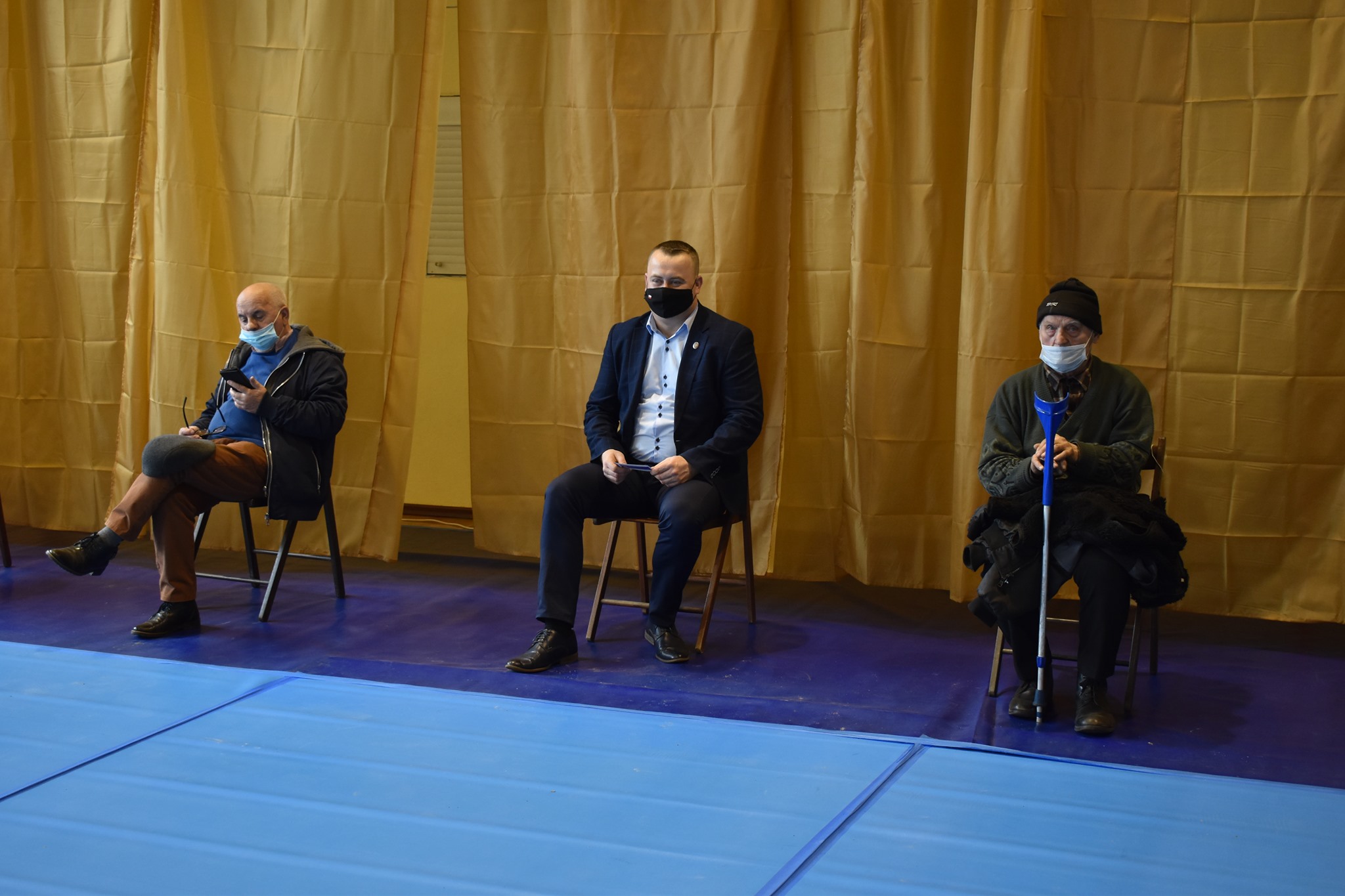 Senator odczekał swoje zanim został zaszczepiony