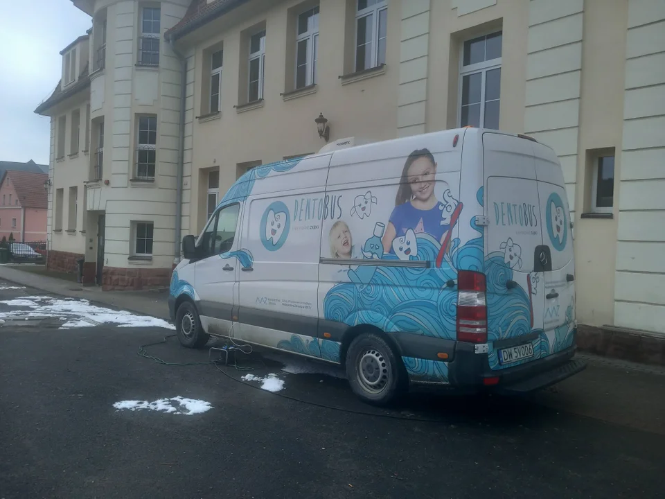 Gmina Nowa Ruda. Dentobus w Jugowie. Przebadano 120 dzieci. Gdzie jeszcze przyjedzie mobilny gabinet stomatologiczny - Zdjęcie główne