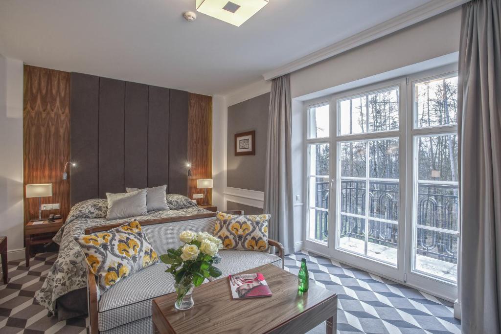 Hotel SPA Dr Irena Eris Polanica Zdrój usytuowany jest w pobliżu Parku Zdrojowego w Polanicy-Zdroju. W obiekcie znajduje się Centrum SPA z kompleksem saun i basenem. Infrastruktura hotelu przystosowana jest zarówno dla osób, które chcą odpocząć, jak i dla fanów aktywności.