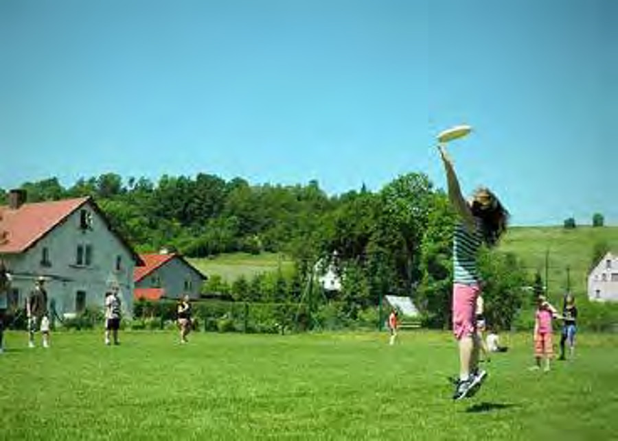 Kilkadziesiąt osób uczy się grać w tenisa i frisbee - Zdjęcie główne
