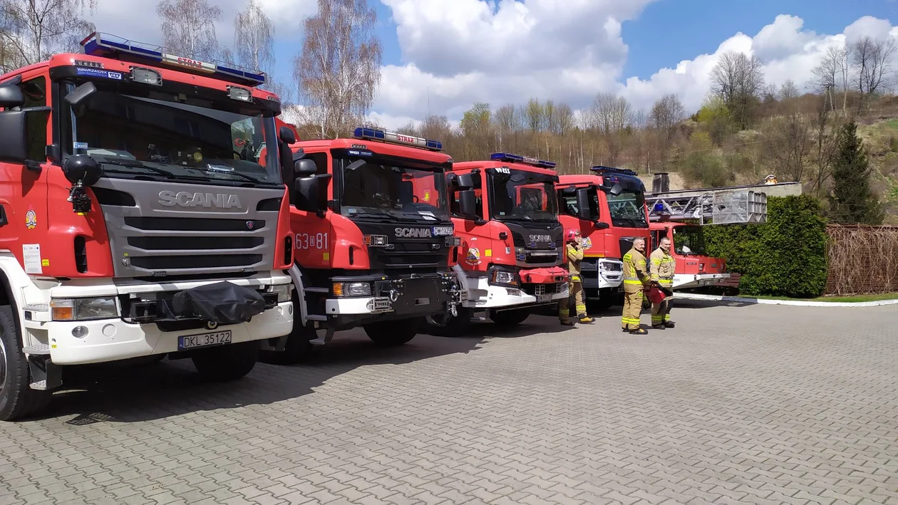 Nowa Ruda. Strażacy czekają na ciężki samochód ratowniczo-gaśniczy - Zdjęcie główne