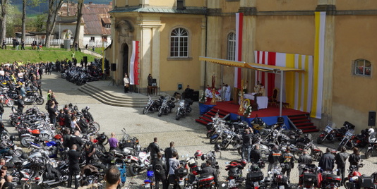 Modlitwa w ryk motorów - Zdjęcie główne