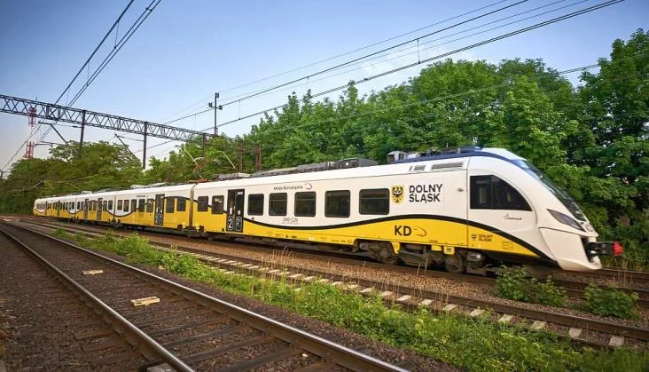 Koleje Dolnośląskie. Wracają sezonowe pociągi do Skalnego Miasta - Zdjęcie główne