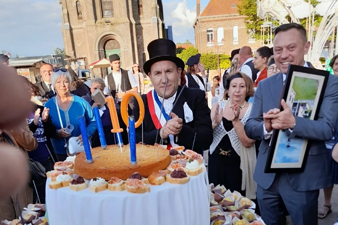 Nowa Ruda. Zespół Pieśni i Tańca "Nowa Ruda" na gościnnych występach we Francji - Zdjęcie główne