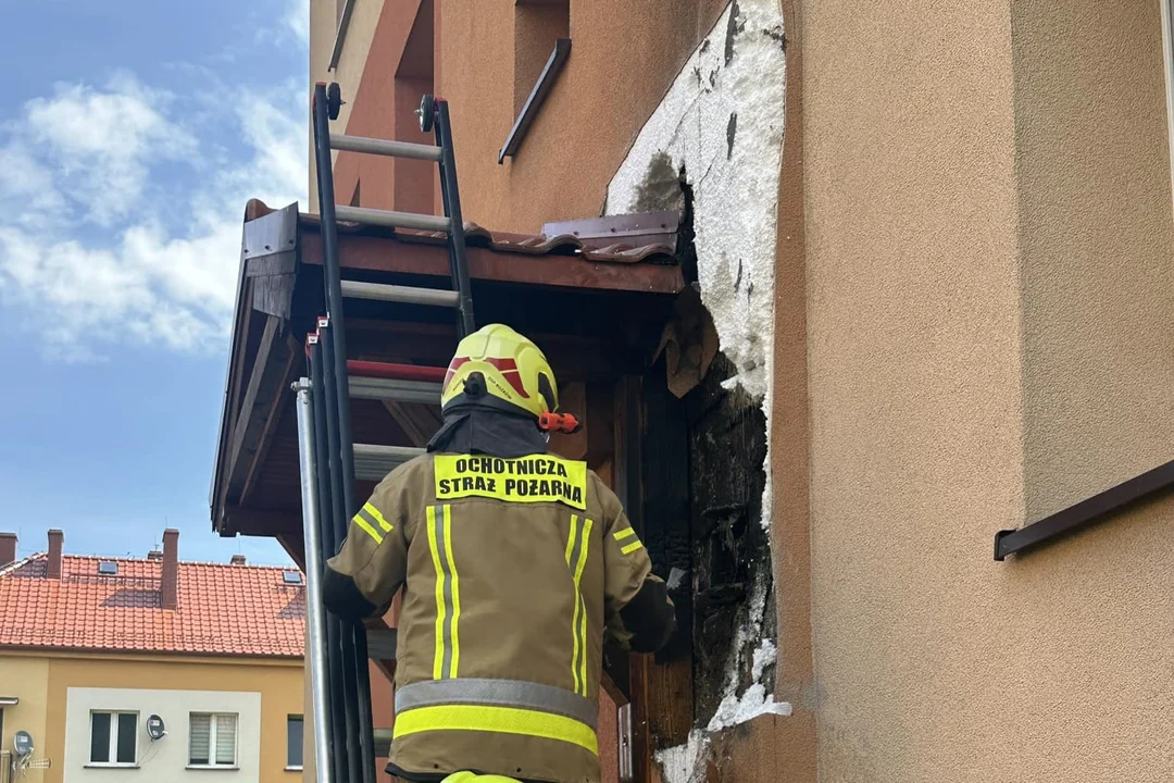 Nowa Ruda. Pożar skrzynki elektrycznej i elewacji na budynku mieszkalnym w Słupcu - Zdjęcie główne