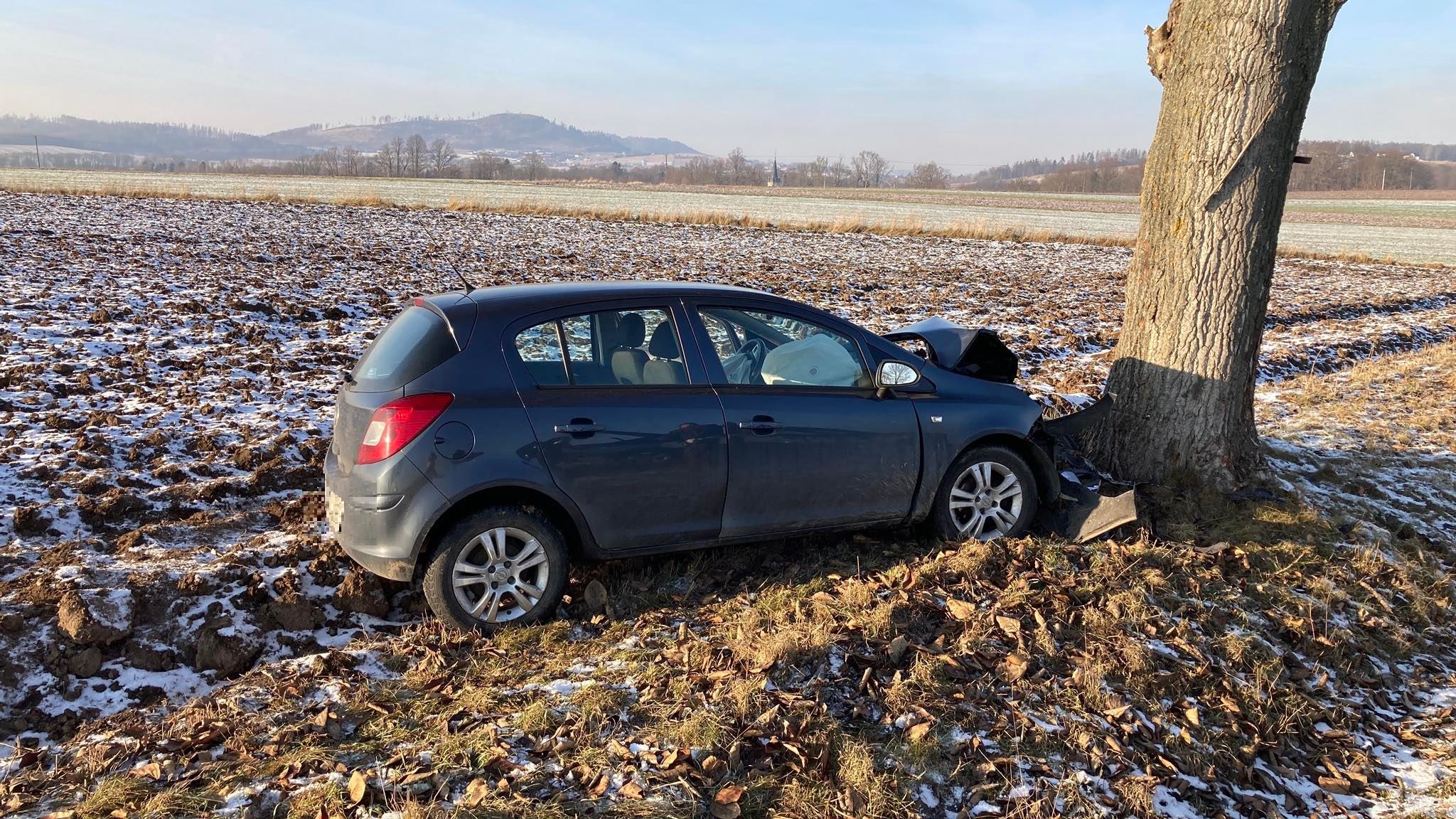 Gmina Nowa Ruda. Opel wylądował na drzewie - przesuń w prawo i zobacz zdjęcia