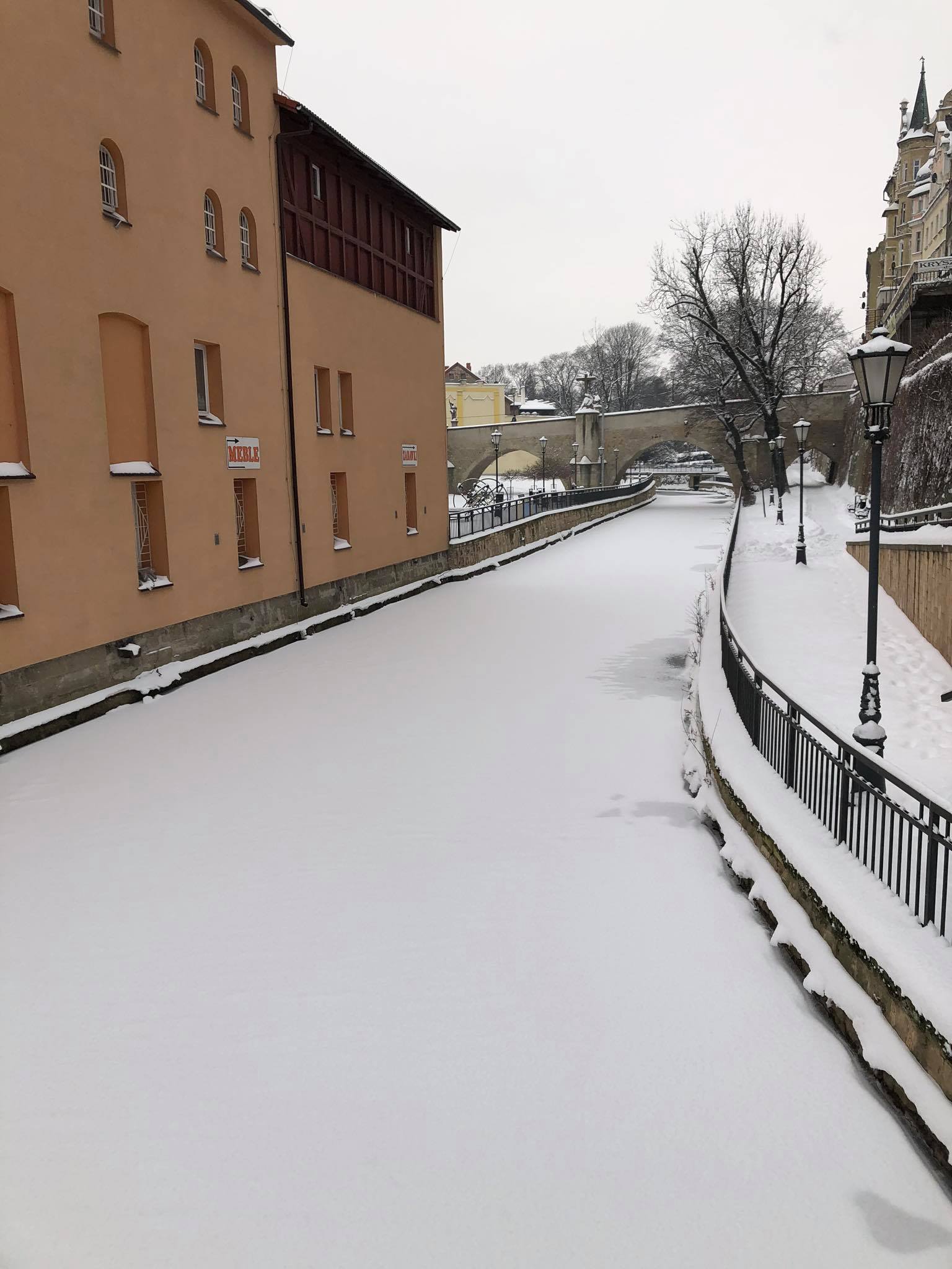 Powiat Kłodzki: Gruba warstwa śniegu pokryła chodniki, schody i auta
