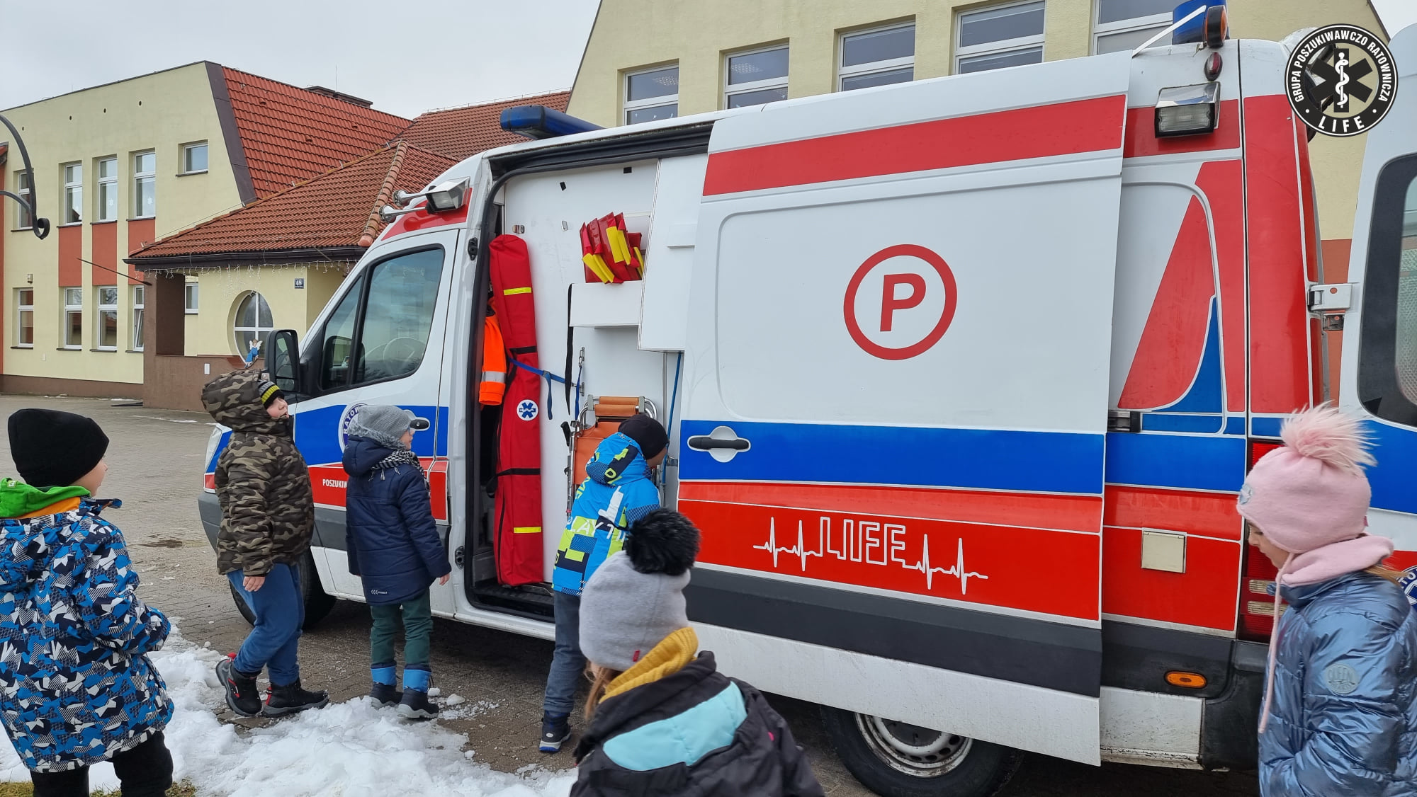 Na początku października zakończył się w sądzie proces rejestracji fundacji i od tej pory wolontariusze rozpoczęli szkolenia dla dzieci UCZYMY SIĘ RATOWAĆ.