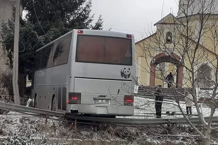 Dzikowiec. Autobus wpadł w poślizg - Zdjęcie główne