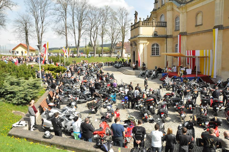 Ryk motorów połączony z gorliwą modlitwą - Zdjęcie główne