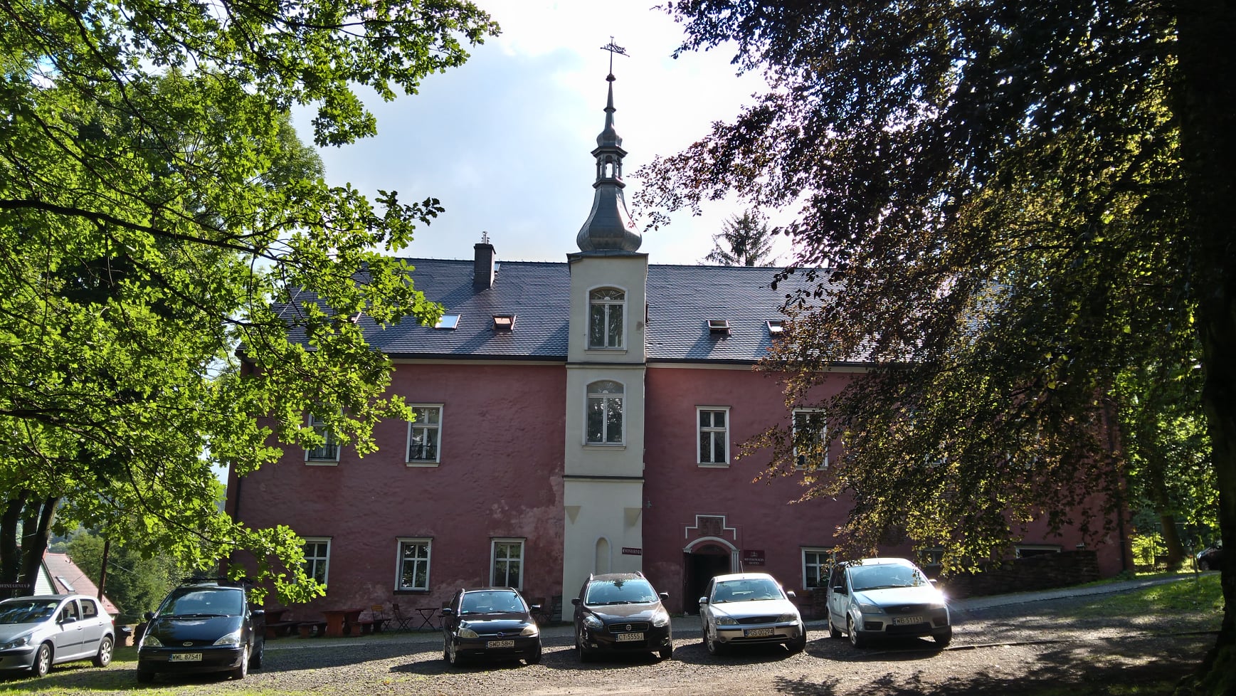 Widok na elewację ogrodową dworu Stillfriedów w Nowej Rudzie.