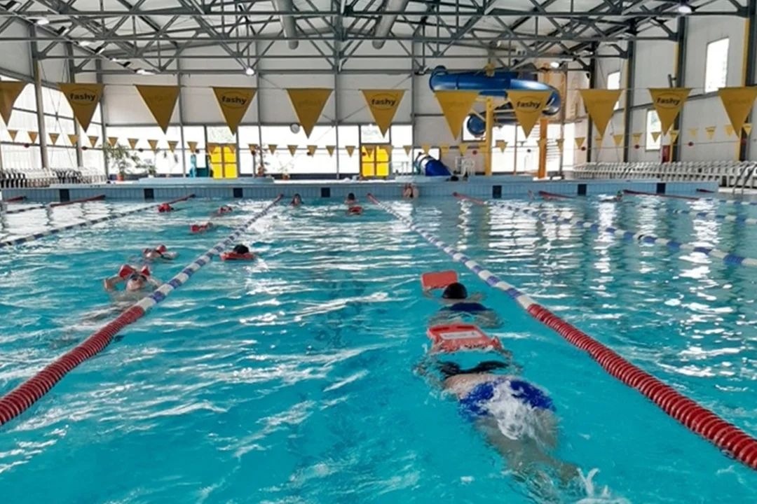 Gmina Nowa Ruda. Darmowe zajęcia pływania dla uczniów - Zdjęcie główne