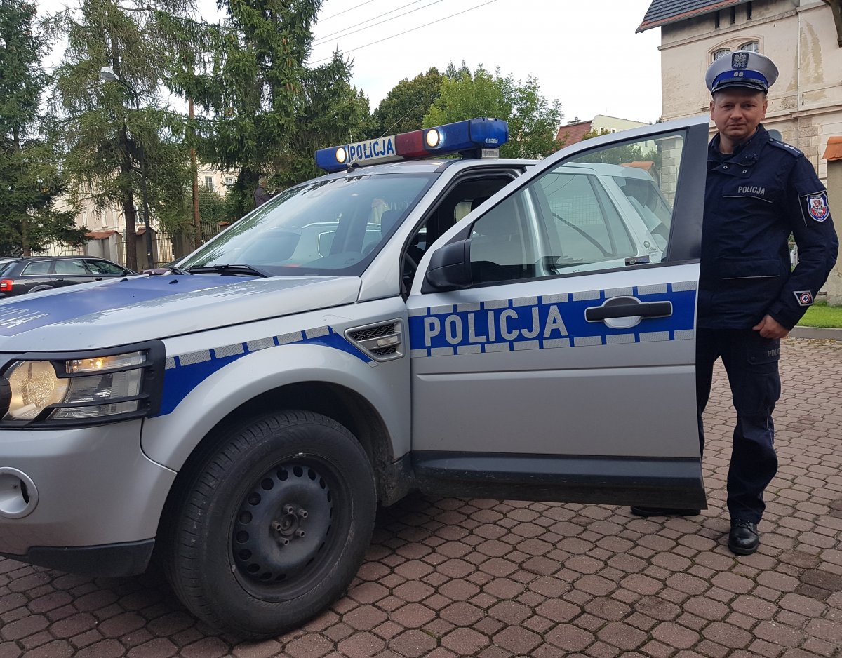 Powiat Kłodzki. Policjanci uratowali mężczyznę z pożaru - Zdjęcie główne