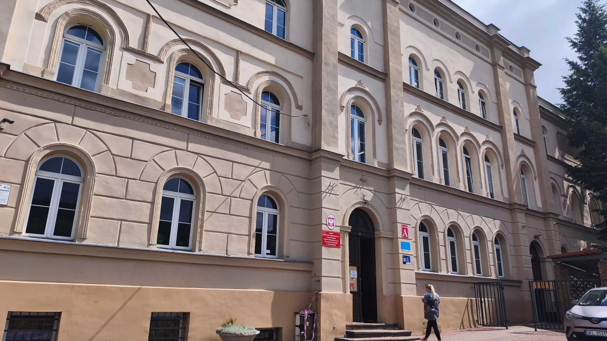 Nowa Ruda. Trwa warta niemal 9,5 mln zł termomodernizacja Szkoły Podstawowej nr 2 [zdjęcia]