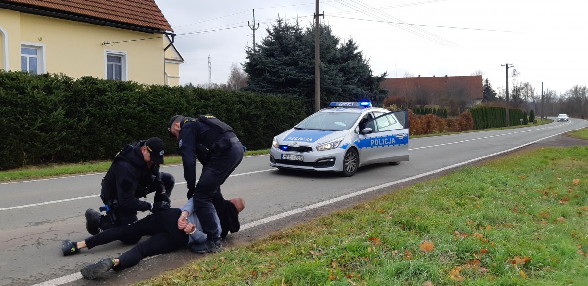 Kłodzcy policjanci przy użyciu między innymi kolczatki drogowej dokonują zatrzymania pojazdu oraz sprawców. 