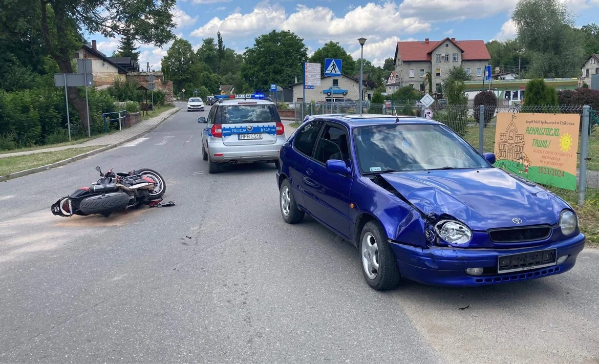 Gmina Nowa Ruda. Kolizja osobówki z motocyklem w Dzikowcu - Zdjęcie główne