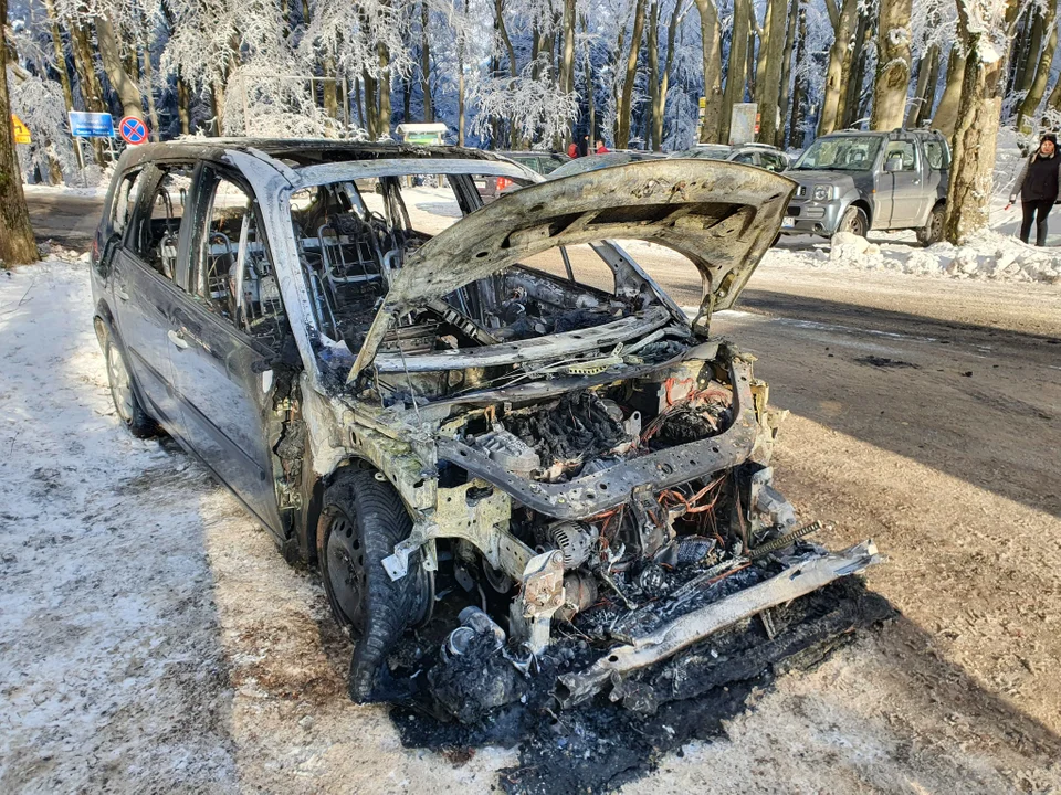 Gmina Nowa Ruda. Pożar peugeota na Przełęczy Jugowskiej - Zdjęcie główne