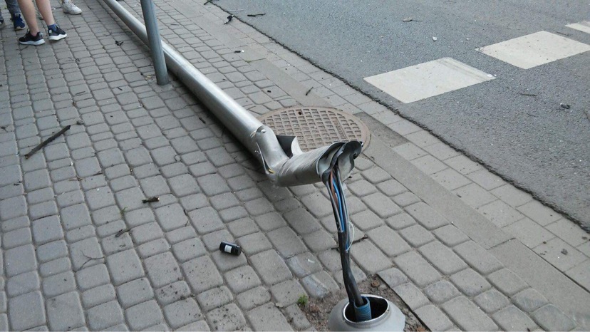 Siła uderzenia była tak duża, że wyrwała przydrożną lampę.
