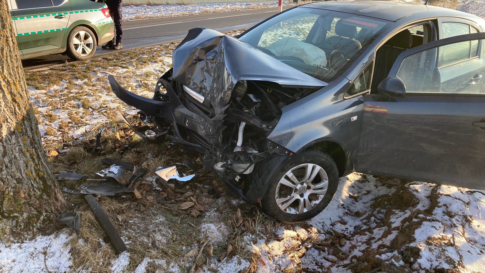 Gmina Nowa Ruda. Opel wylądował na drzewie - Zdjęcie główne