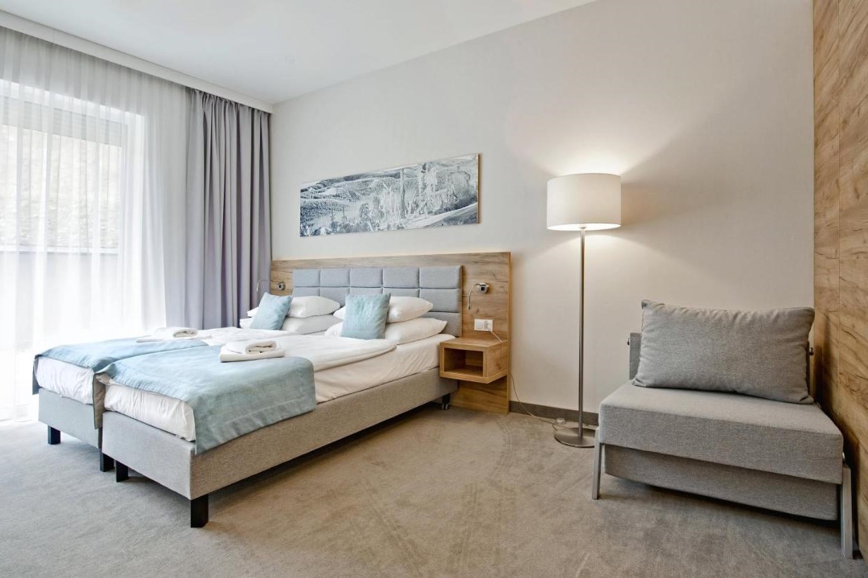 Apartamenty Czarna Góra położone są na malowniczej skale w Stroniu Śląskim. Na gości czeka basen, strefa odnowy biologicznej, a przede wszystkim zapierający dech w piersiach widok. Obiekt przyjazny jest czworonogom. 