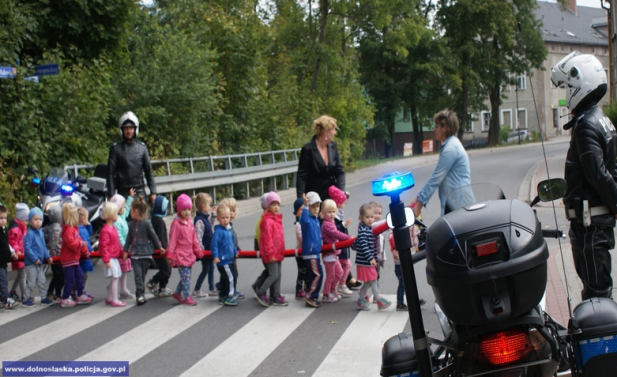 Policjanci rozmawiali o bezpieczeństwie z przedszkolakami - Zdjęcie główne